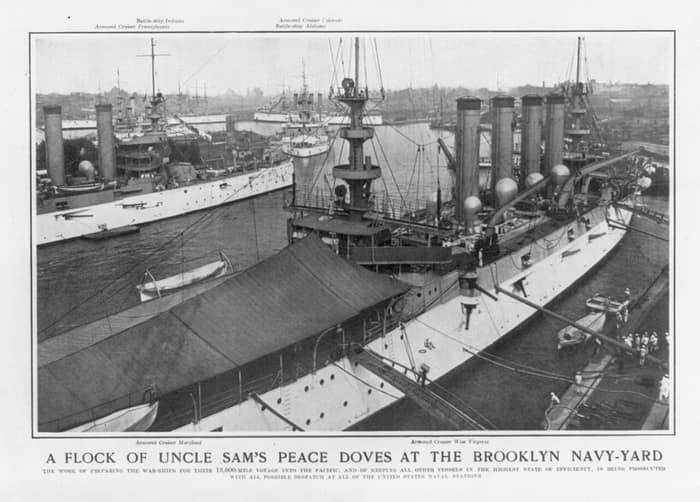 Fotografía histórica de una bandada de palomas de la paz en el Astillero Naval de Brooklyn