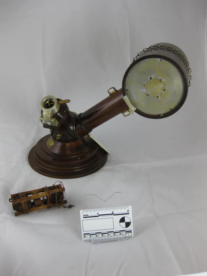 Modelo de un proyector de cargas de profundidad Mark 6 de una colección de la Marina