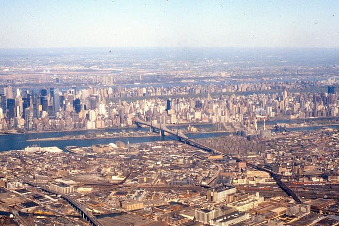 Aerial photograph from 1981 showing Manhattan, Roosevelt Island and Queens along the East River