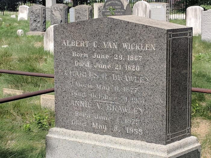 Lápida de Albert Van Wicklen en el Cementerio Prospect