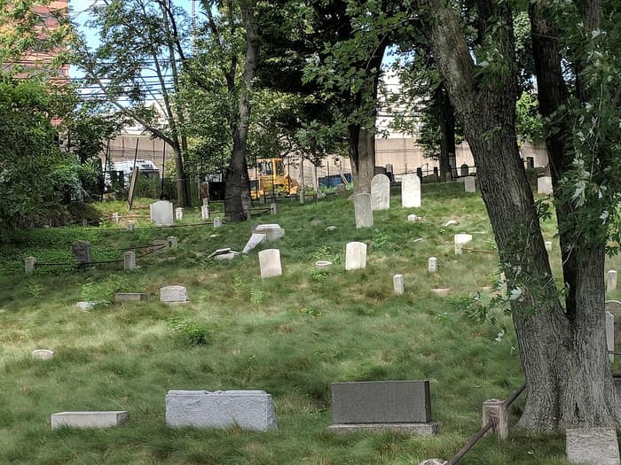 Tumbas antiguas en el lado de la calle Beaver del Cementerio Prospect
