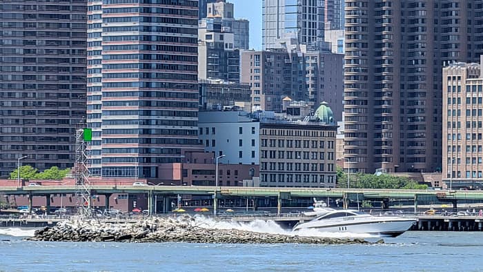 La isla Belmont y su baliza en el East River
