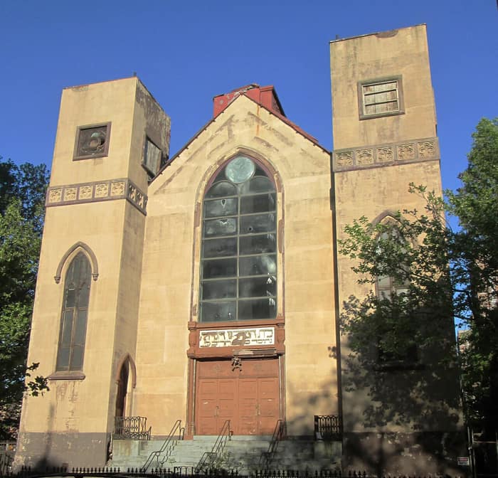 Front of the Beth Hamedrash Hagodol synagogue on Norfolk Street