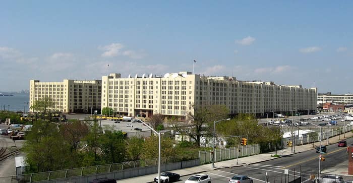 Vista de la Brooklyn Army Terminal junto a la bahía, en Sunset Park
