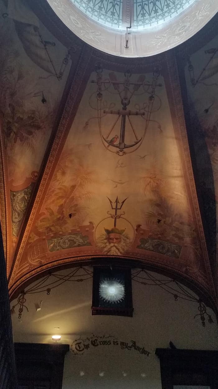 Detalle del techo y vidriera en el interior de Snug Harbor