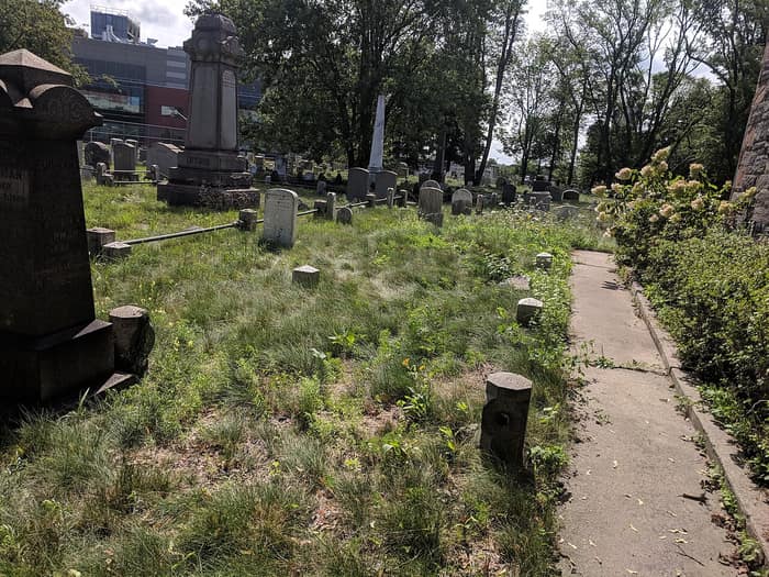 Acera en el lado sur de la Capilla de las Hermanas, en el Cementerio Prospect