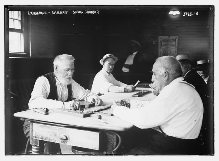 Fotografía histórica de residentes jugando al cribbage en Sailors’ Snug Harbor