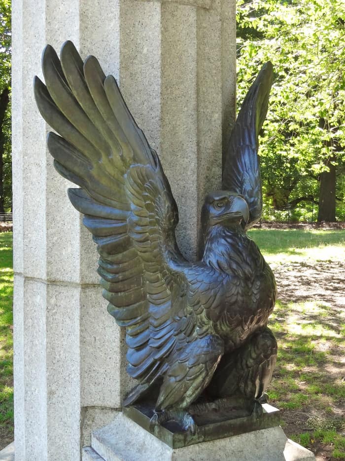 Águila de bronce junto al Monumento a los mártires de barcos para prisioneros