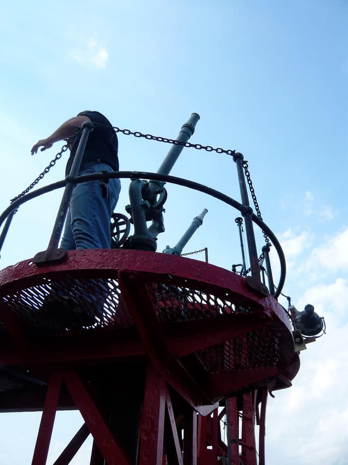 El bote de bomberos John J. Harvey sobre el agua, vista a