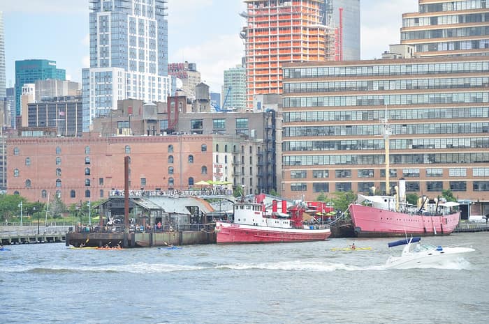 El bote de bomberos John J. Harvey en el Muelle 66, sobre el río Hudson