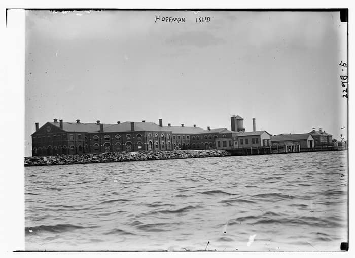Vista histórica de la isla Hoffman en el puerto de Nueva York