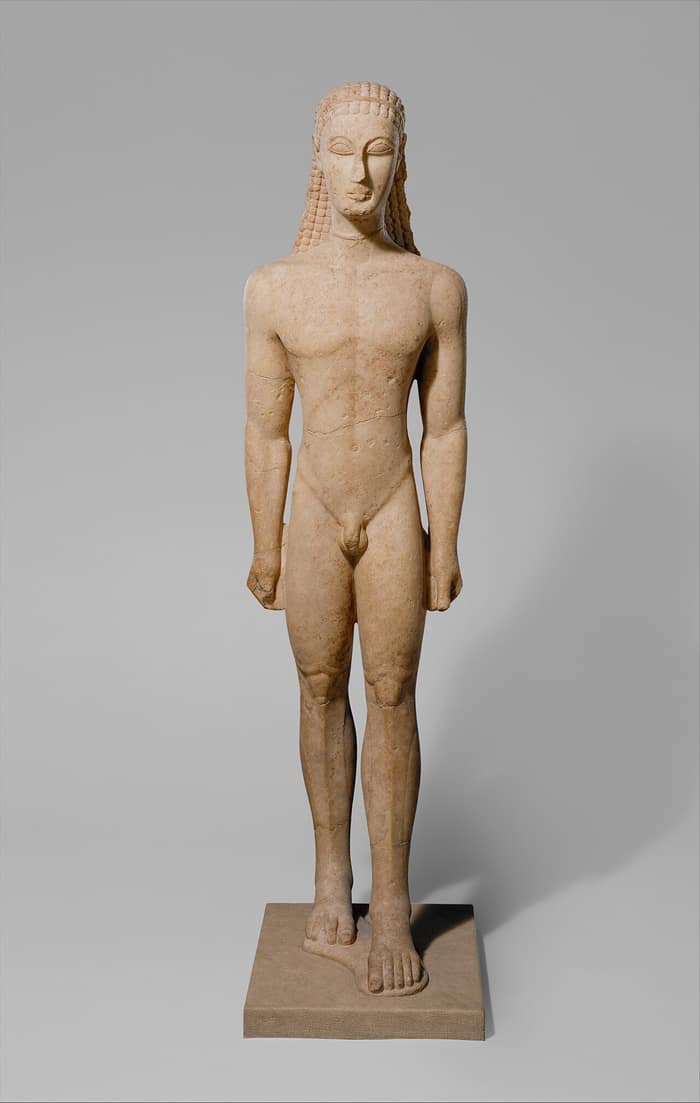 Otra vista de la estatua de mármol del kuros en el Museo Metropolitano de Arte