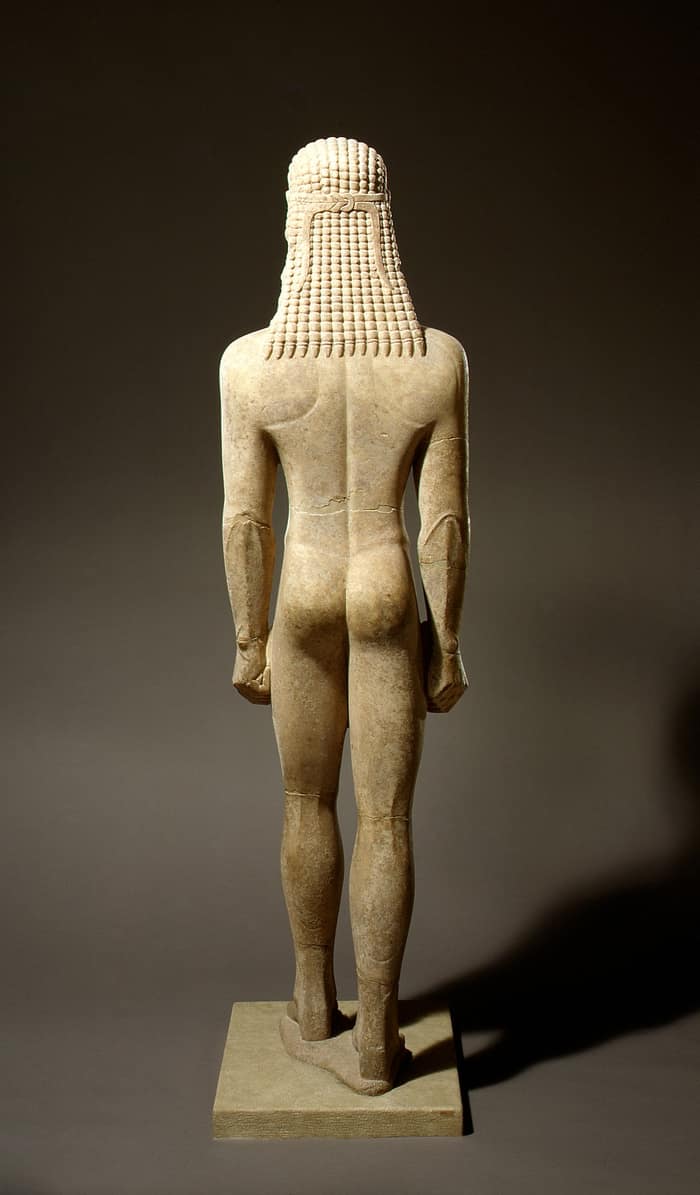 La estatua de mármol del kuros fotografiada desde otro ángulo en el museo