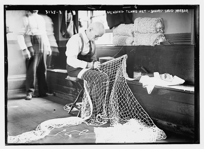 Fotografía histórica titulada Mending Tennis Net en Sailors’ Snug Harbor