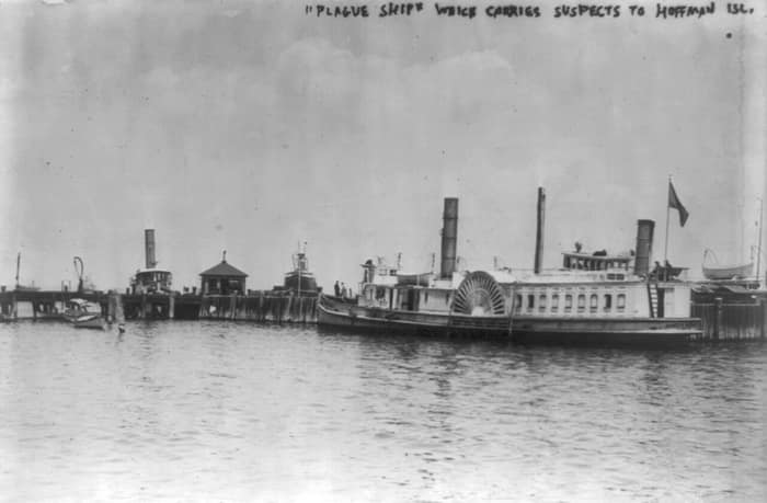 Fotografía histórica de un “barco de la peste” que lleva a sospechosos de enfermedad a la estación de cuarentena de la isla Hoffman