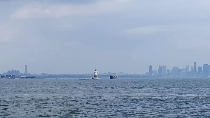 La estación del faro de Robbins Reef sobre su arrecife en el puerto