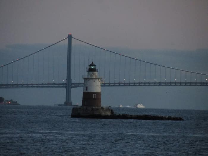 El faro de Robbins Reef visto desde el agua