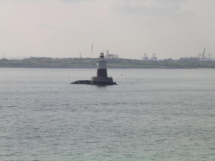 El faro de Robbins Reef en la parte alta de la bahía de Nueva York