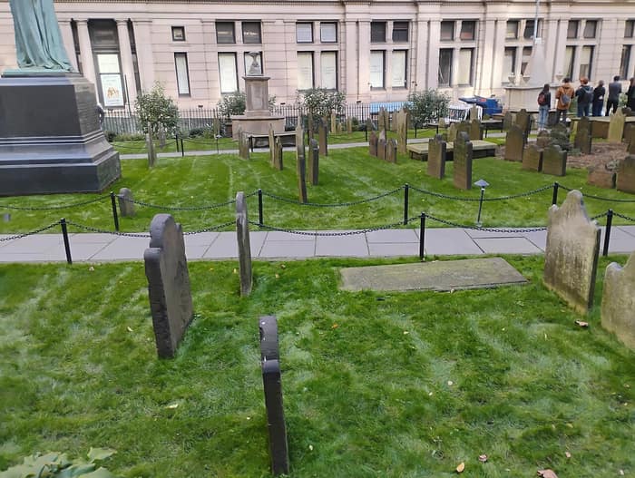 La Iglesia de la Trinidad en Broadway y Wall Street, con el camposanto a su lado