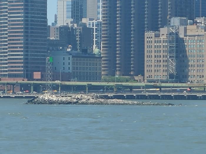La isla U Thant vista desde la orilla de Queens del East River